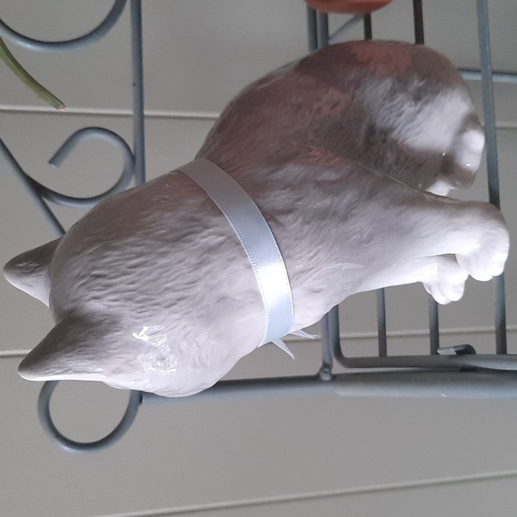 Vintage High Gloss Ceramic Gray and White Cat Figurine with blue & pink ribbon - Picture 4 of 9